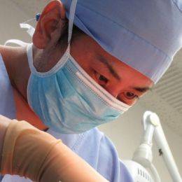 大阪市鶴見区の三輪皮フ科形成外科三輪院長